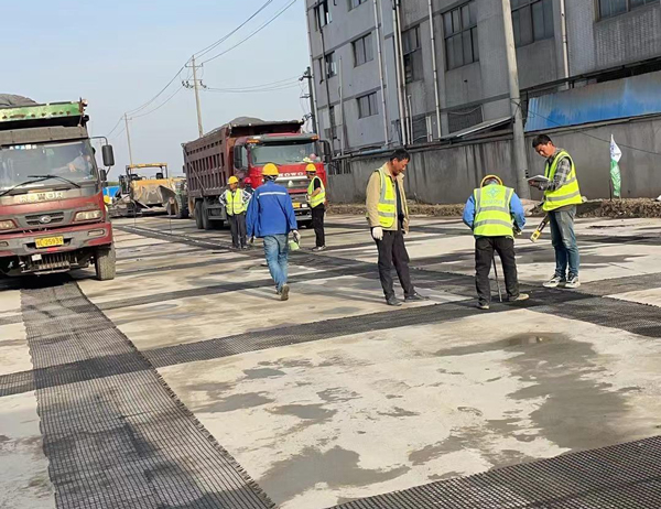 富宁老材料的新故事：玻璃纤维土工格栅如何在‘白改黑’浪潮中重获新生？